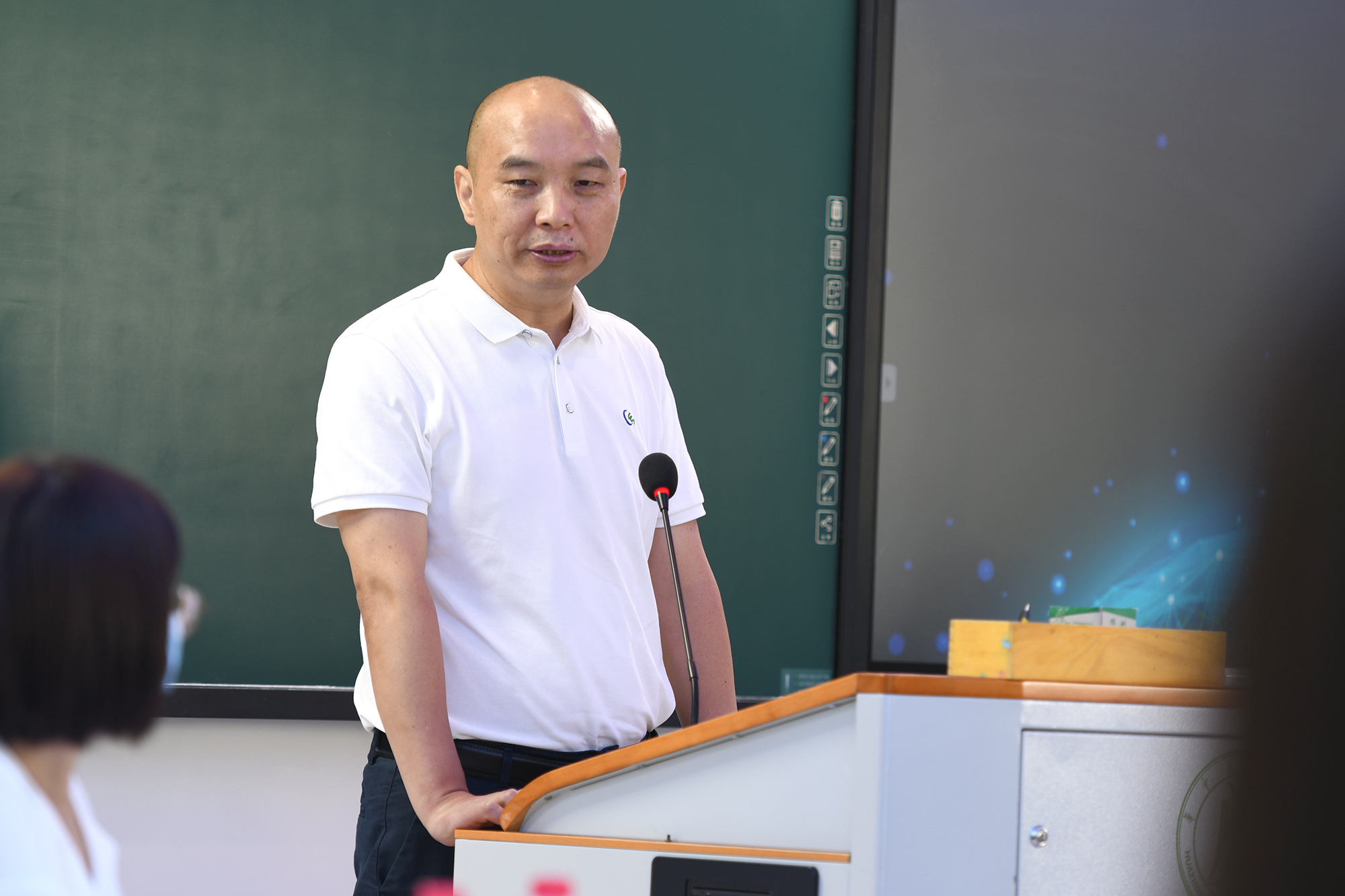 丁振红校友带来研修班首讲(记者 刘涛 摄) 丁振红校友带来研修班首讲(记者 刘涛 摄)