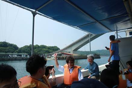 乘船参观鰤鱼网箱养殖基地