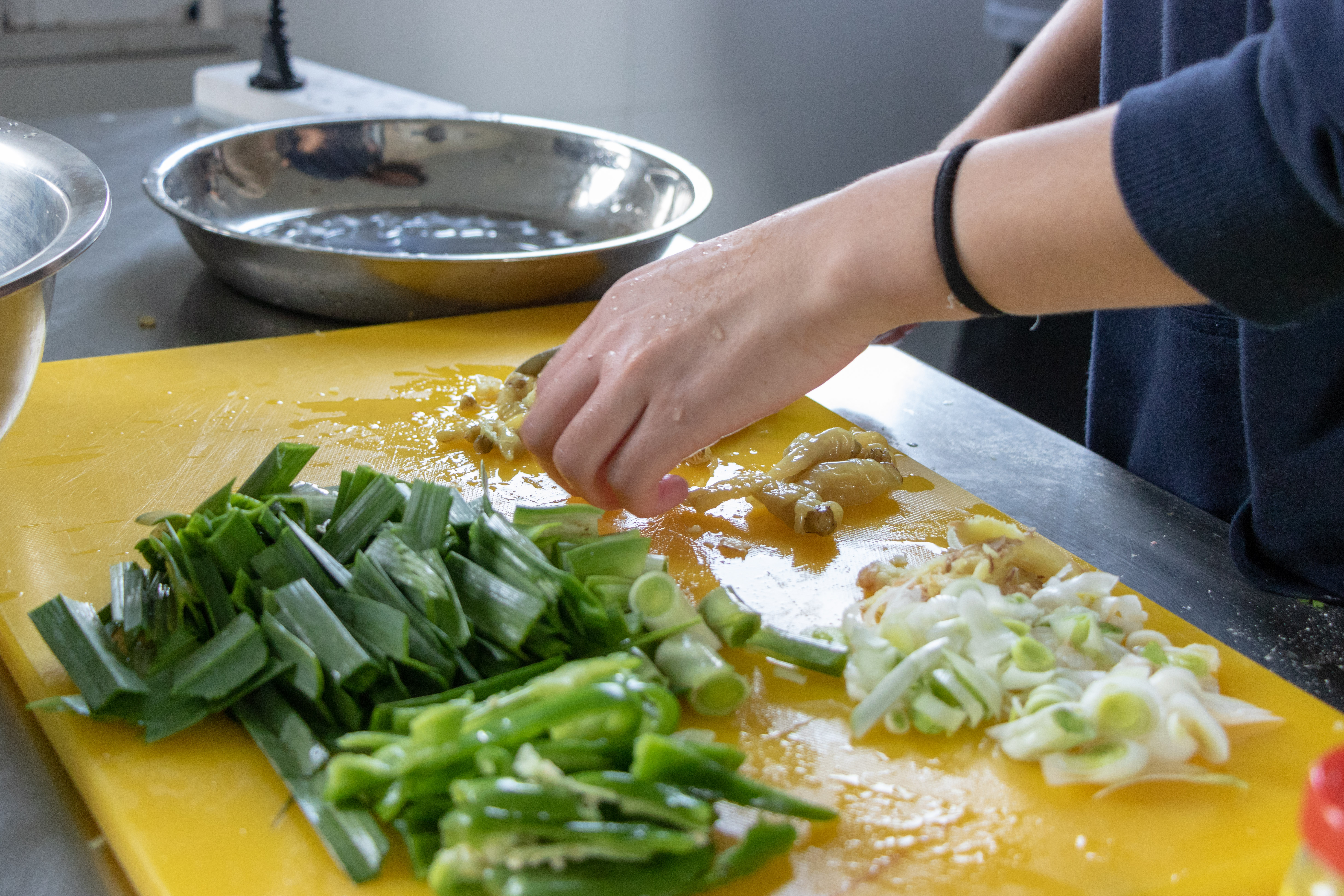 赣南小炒鱼配菜准备(学通社记者 黄瑞杰 摄)