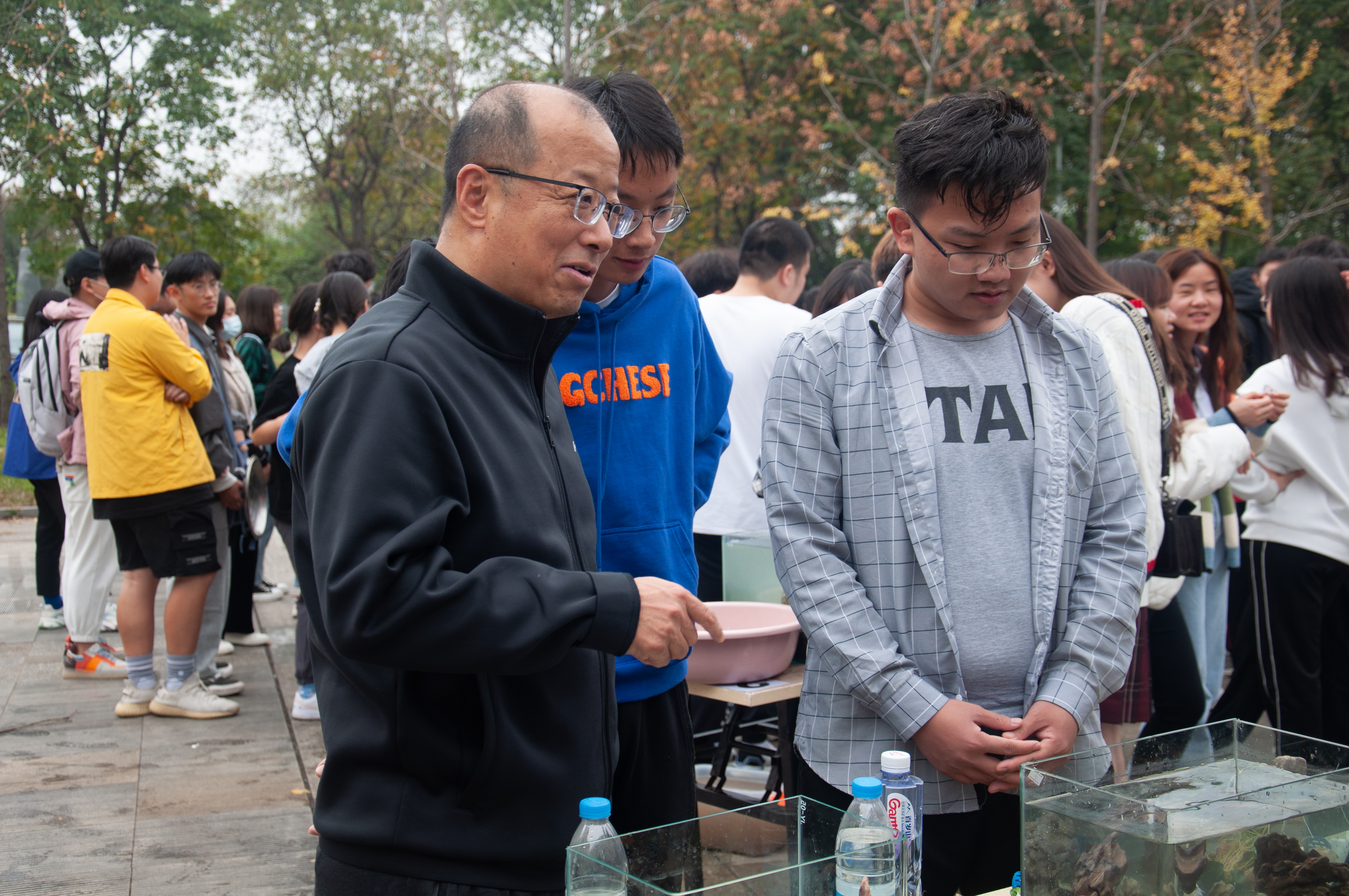 李召虎校长来到渔文化节现场观摩指导(王毓麟 摄)