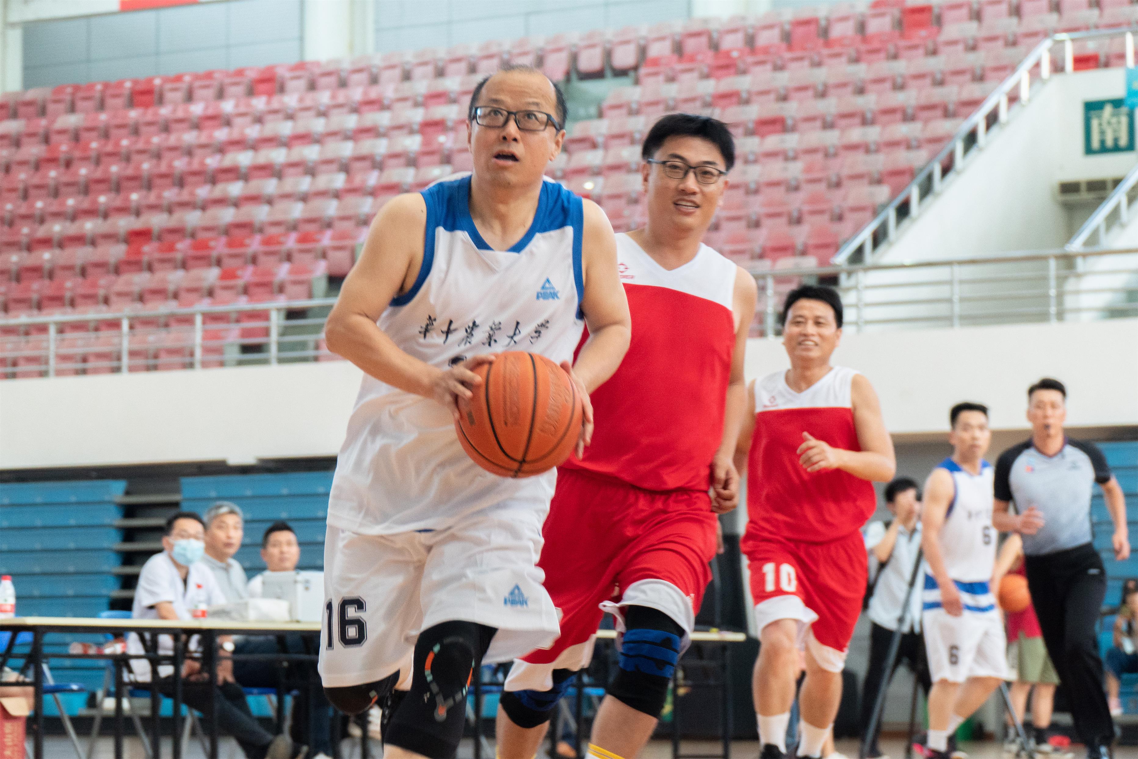 pa电子官方网站李召虎校长带球（学通社记者 郎一阳 摄）